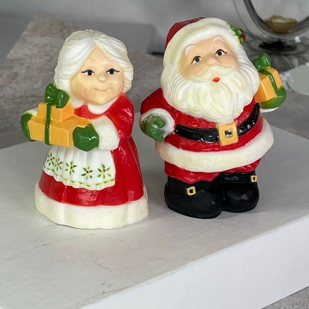 Vintage Hallmark Santa & Mrs. Clause salt n pepper shakers.